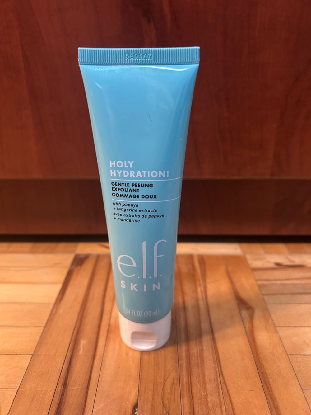 e.l.f. Skin Holy Hydration Gentle Peeling - Aqua Blue Tube